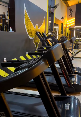 Vista interna da área de musculação da Academia Imperial